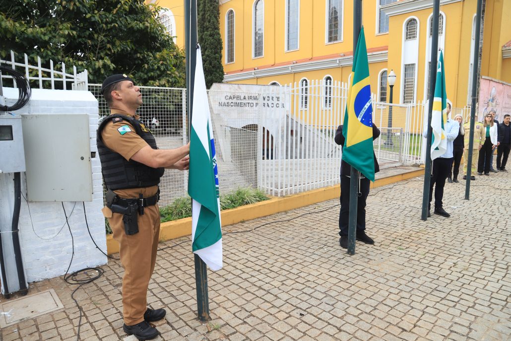 Pato Branco abre semana da Pátria com hasteamento das bandeiras e apresentações