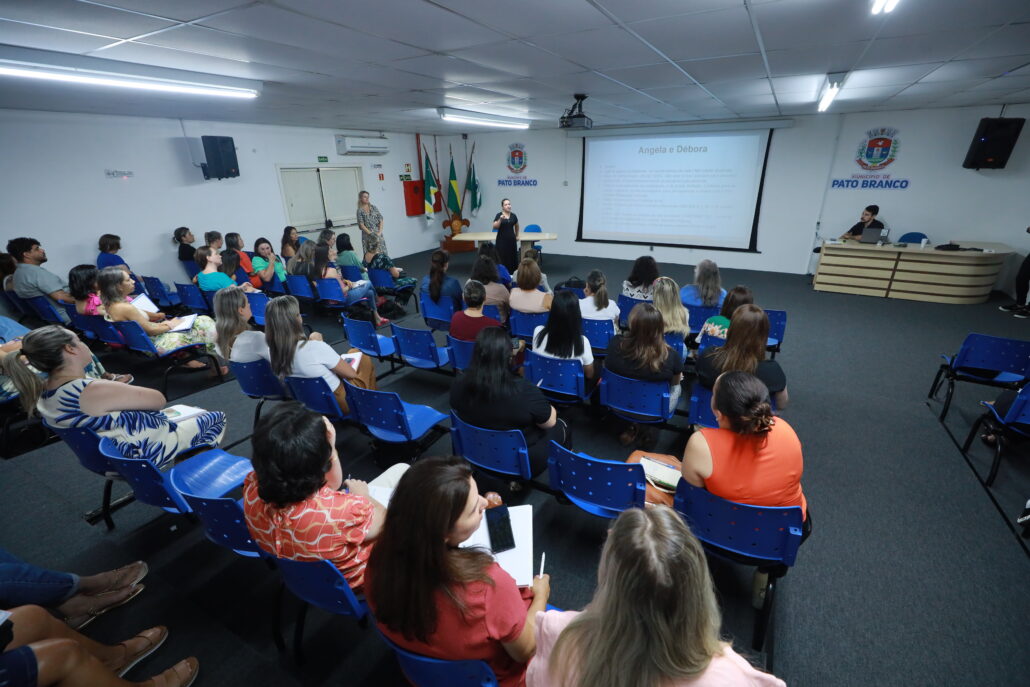 Secretaria Municipal de Educação promove encontro pedagógico para coordenadores