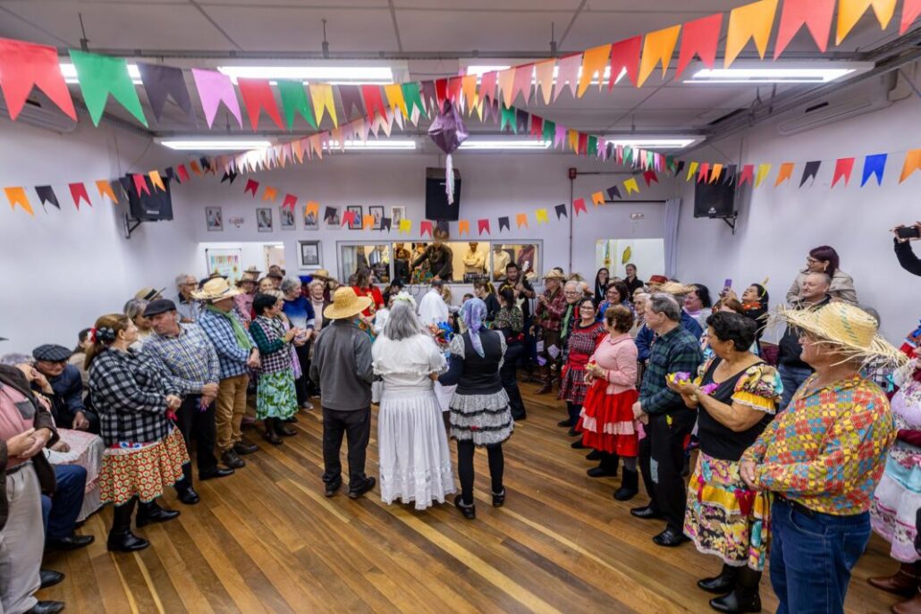 Melhor idade participa de atividades festivas no CEU das Artes e no Centro de Convivência dos Idosos