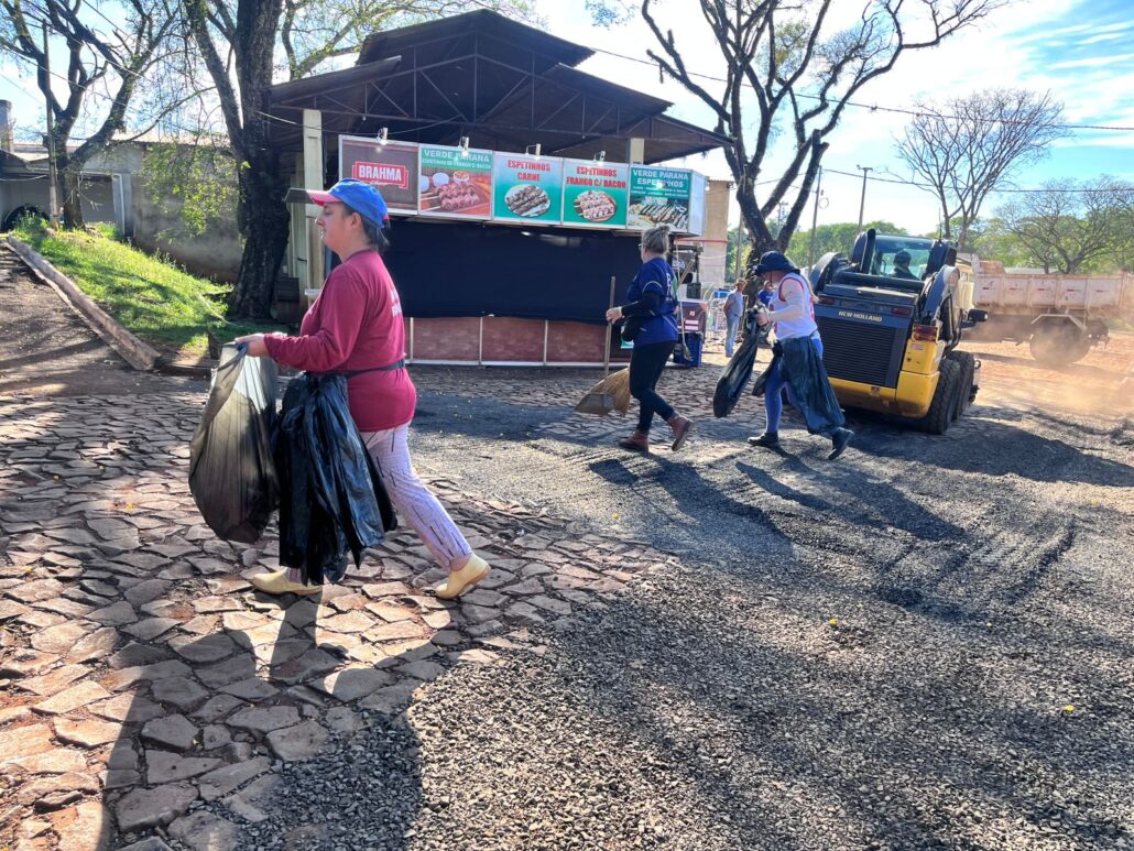 Expopato: equipes do Meio Ambiente recolhem toneladas de lixo e mantêm o parque limpo