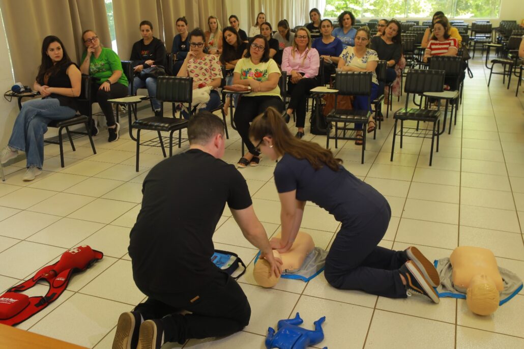 Professoras participam de capacitação sobre primeiros socorros e manobras de desengasgo