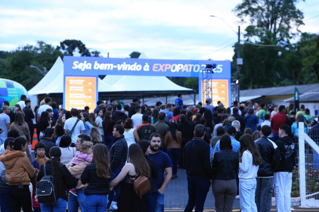 Expopato 2025 tem início com grande público e show de Simone Mendes