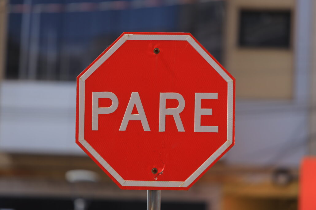 Vandalismo em placas de trânsito causam risco de vida e prejudicam a mobilidade urbana