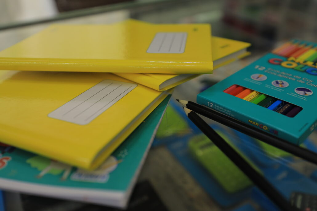 Volta às aulas: atenção aos preços do material escolar e aos itens proibidos