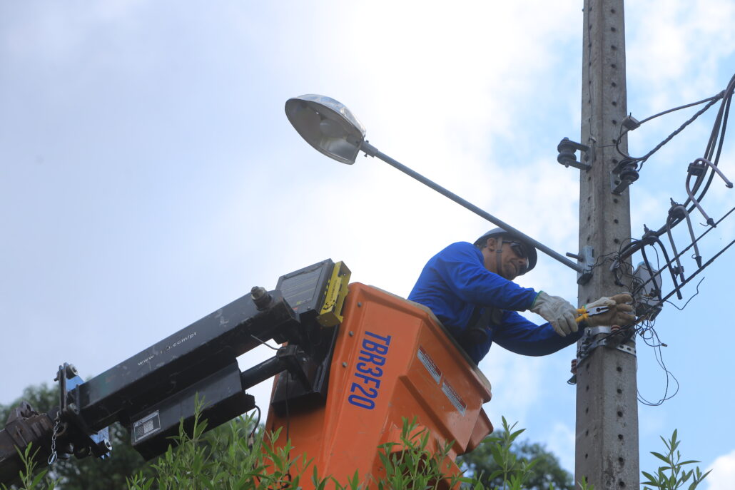 Substituição das lâmpadas à vapor por luminárias de LED começou nesta terça-feira (3)