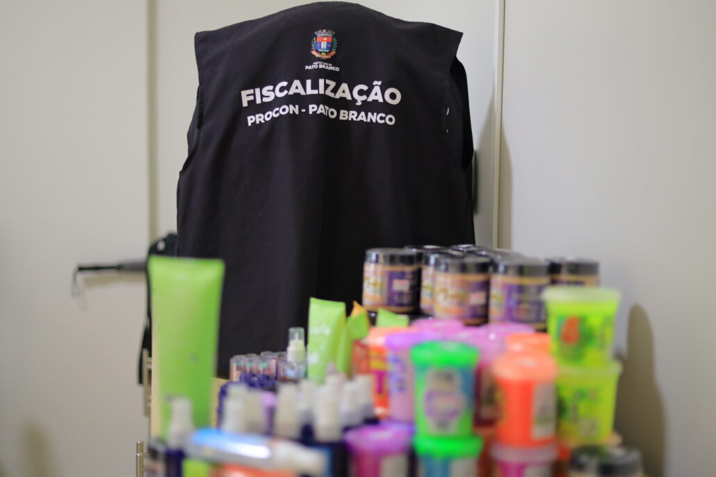 Procon realiza fiscalização e apreende produtos vencidos