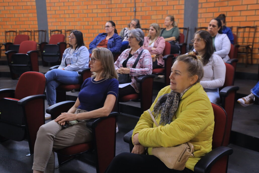 Município realiza distribuição de professores de apoio e capacitação para profissionais do Tempo Integral