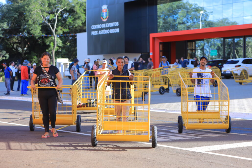 Coletores de materiais recicláveis recebem doação de carrinhos