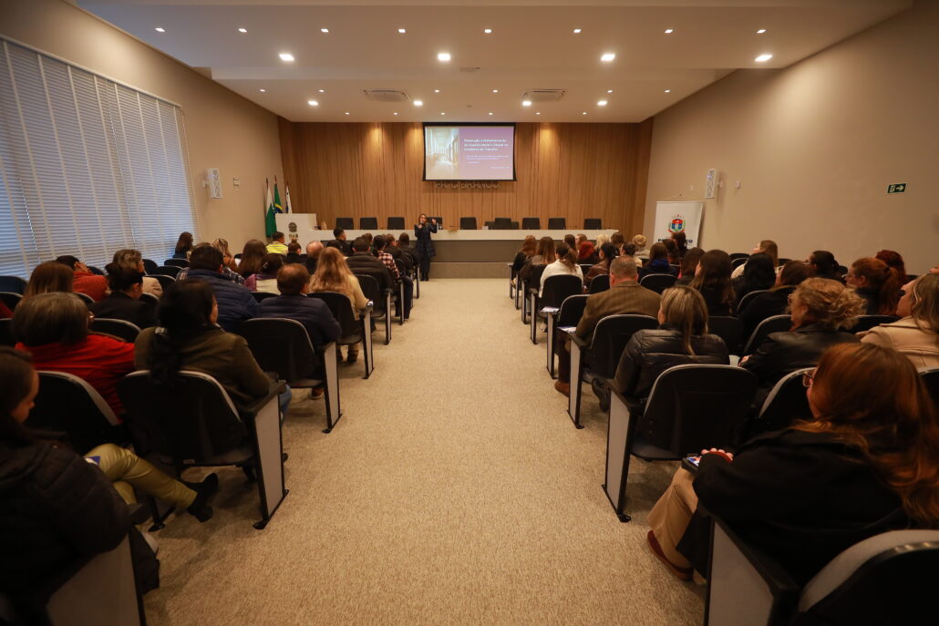 Secretaria da Mulher promove palestra sobre assédio no trabalho com desembargadora do TJPR