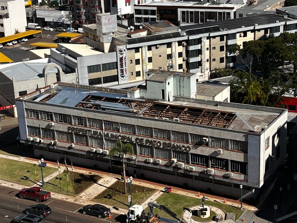 Telhado do Paço Municipal passa por obras de reestruturação