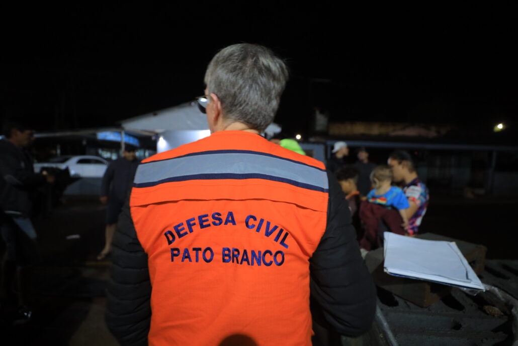 Defesa Civil e Prefeitura atendem 15 famílias após chuva de granizo em Pato Branco