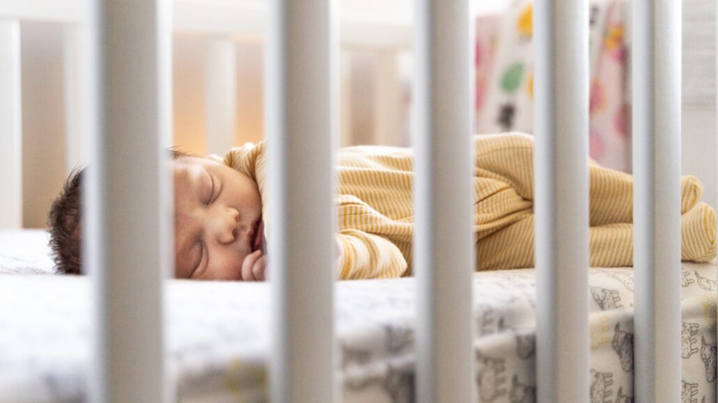 Pediatra alerta para riscos e dá dicas para que bebês tenham um sono seguro