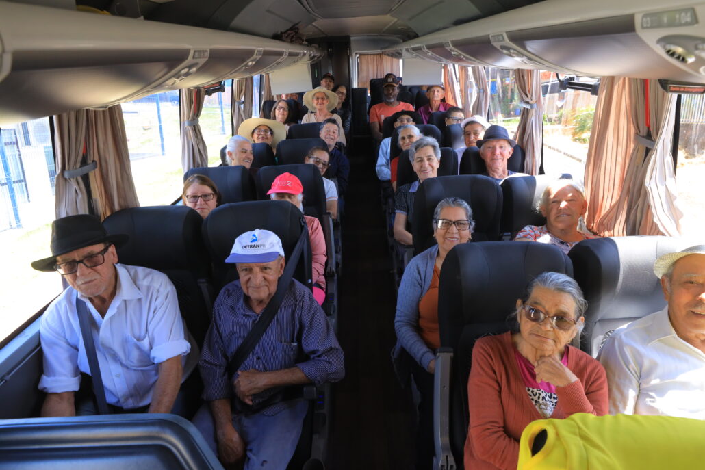 Idosos de Pato Branco visitam pontos turísticos da região